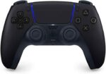 Sony PlayStation5 - DualSense Wireless Controller Midnight Black Nero Originale Scopri un'esperienza di gioco più profonda e coinvolgente con l'innovativo controller per PS5, dotato di feedback aptico ed effetti grilletto dinamici. Il controller wireless DualSense include anche un microfono integrato e il tasto "Crea", che si inseriscono perfettamente nell'iconico design confortevole. Goditi diversi livelli di forza e tensione mentre interagisci con la tua attrezzatura e l'ambiente nei giochi. Dalla sensazione di piegare un arco a schiacciare i freni in un'auto da corsa, sentirai una connessione fisica con le tue azioni sullo schermo Chatta con gli amici online utilizzando il microfono integrato o collegando un auricolare al jack per cuffie da 3,5 mm. Puoi disattivare l'acquisizione della voce in qualsiasi momento utilizzando il tasto Mute dedicato. Cattura e trasmetti i tuoi momenti di gioco più epici con il pulsante Crea. Basandosi sul successo del pulsante CONDIVIDI, il pulsante Crea consente ai giocatori di produrre contenuti per videogiochi e condividere le loro avventure dal vivo con il mondo. Carica durante la riproduzione tramite USB Type-C. Goditi il ​​rilevamento del movimento intuitivo nei giochi compatibili con l'accelerometro e il giroscopio integrati.