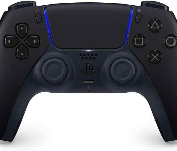 Sony PlayStation5 - DualSense Wireless Controller Midnight Black Nero Originale Scopri un'esperienza di gioco più profonda e coinvolgente con l'innovativo controller per PS5, dotato di feedback aptico ed effetti grilletto dinamici. Il controller wireless DualSense include anche un microfono integrato e il tasto "Crea", che si inseriscono perfettamente nell'iconico design confortevole. Goditi diversi livelli di forza e tensione mentre interagisci con la tua attrezzatura e l'ambiente nei giochi. Dalla sensazione di piegare un arco a schiacciare i freni in un'auto da corsa, sentirai una connessione fisica con le tue azioni sullo schermo Chatta con gli amici online utilizzando il microfono integrato o collegando un auricolare al jack per cuffie da 3,5 mm. Puoi disattivare l'acquisizione della voce in qualsiasi momento utilizzando il tasto Mute dedicato. Cattura e trasmetti i tuoi momenti di gioco più epici con il pulsante Crea. Basandosi sul successo del pulsante CONDIVIDI, il pulsante Crea consente ai giocatori di produrre contenuti per videogiochi e condividere le loro avventure dal vivo con il mondo. Carica durante la riproduzione tramite USB Type-C. Goditi il ​​rilevamento del movimento intuitivo nei giochi compatibili con l'accelerometro e il giroscopio integrati.